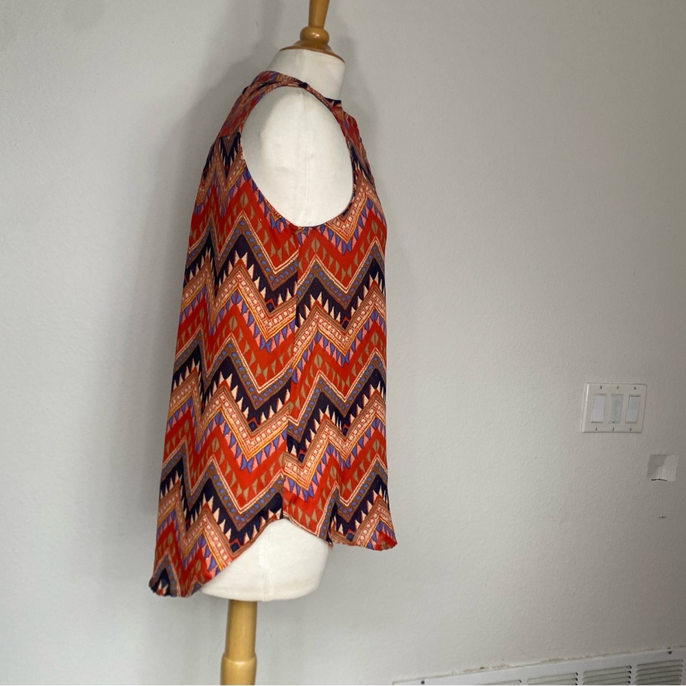 3/$25 B_envied Multicolor Chevron Sleeveless Partial Button Blouse Size Medium - Picture 4 of 13